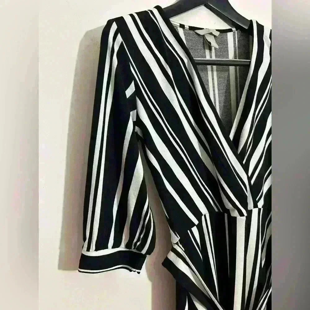 H&M Dress Striped Deep V Belted Stretch Women's Black White Long Sleeve Size XS - Picture 6 of 7